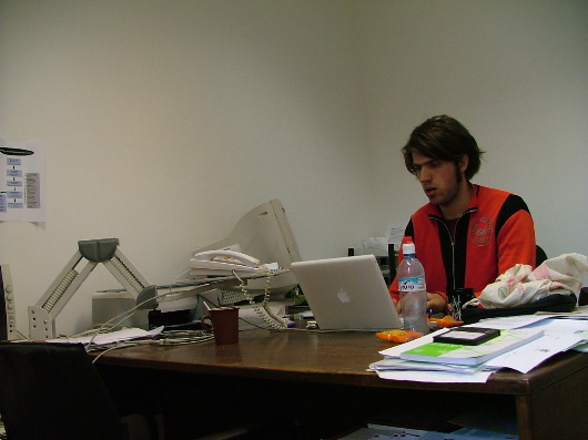 Henning im B&uuml;ro