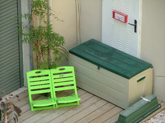 Plastikwelt im Nachbargarten
