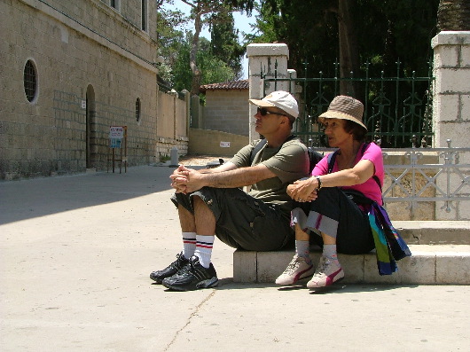 zwei Ulpansch&uuml;lerInnen aus einer Nachbarklasse vor Stella Maris