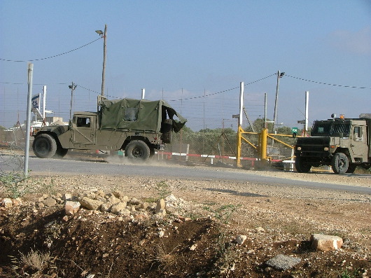 IDF-Jeeps am Sicherheitszaun