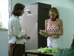 Sabina kona lachem etzel Laila. (Sabine kauft ein Brot bei Laila)