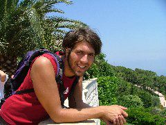 Henning lacht und hat schwarze Z&auml;hne - ach ne, ist nur Dreck auf dem Monitor - naja.