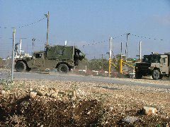 IDF-Jeeps am Sicherheitszaun