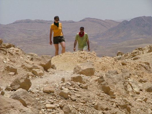 Renate und Uwe beim Klettern im gro&szlig;en Krater (500mx40000mx8000m)