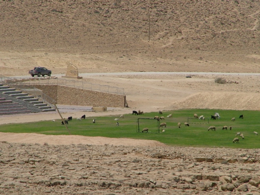 Die Platzwarte vom FC Mitzpe beim Rasen-m&auml;&auml;&auml;hen