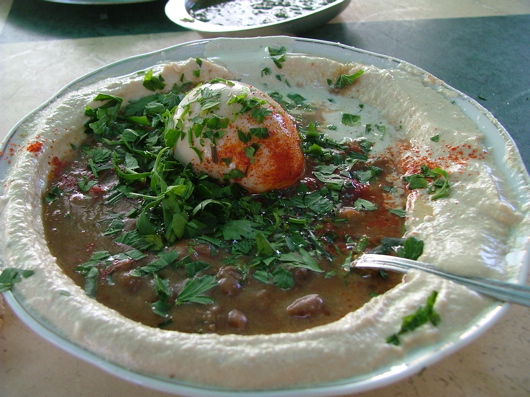 Das beste Humus der Stadt (hier mit Foul und Ei). LECKER!!!