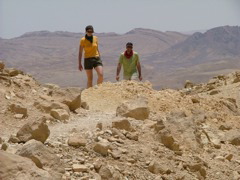 Renate und Uwe beim Klettern im großen Krater (500mx40000mx8000m)