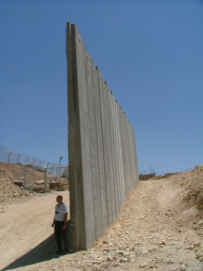 An der Mauer... zwischen diesem Foto und dem n&auml;chsten gibt es einen direkten Zusammenhang...