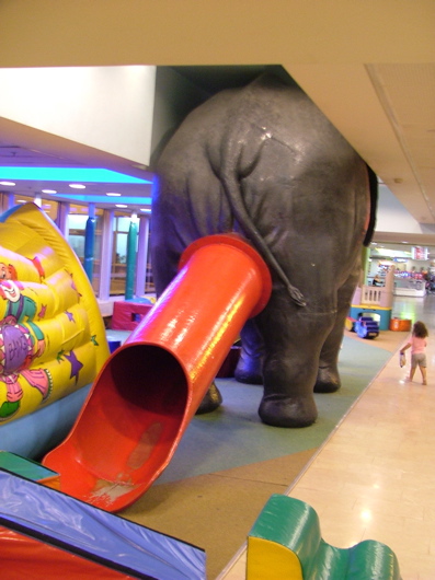Analspielplatz in einer Shopping-Mall