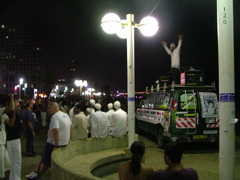 Fröhlich tanzende Neo-Orthodoxe (TLV)