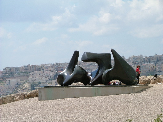 Henry Moore Skulptur vor dem Israel Museum in Jerusalem