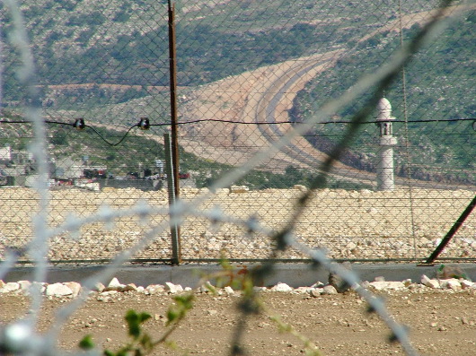 Minarett hinter dem Zaun