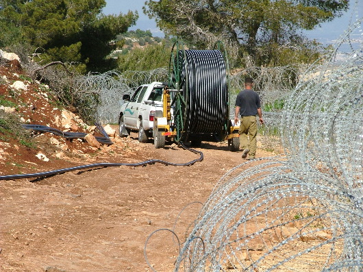 Verlegen von Kabeln an der ehemaligen israelisch-jordanischen Grenze