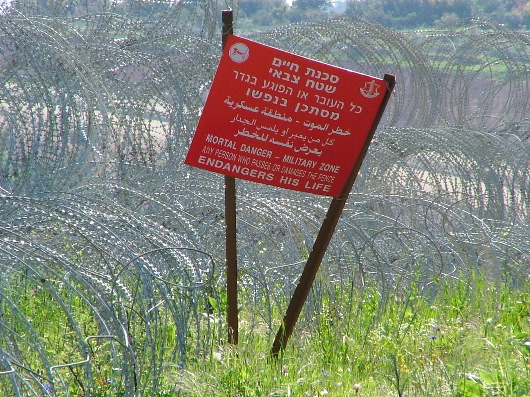 Warnschild am "Anti-Terror-Schutzzaun"