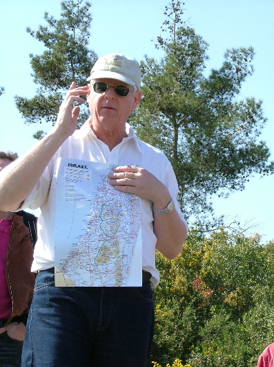 Yaeir bei der Erl&auml;uterung des Zaunverlaufes