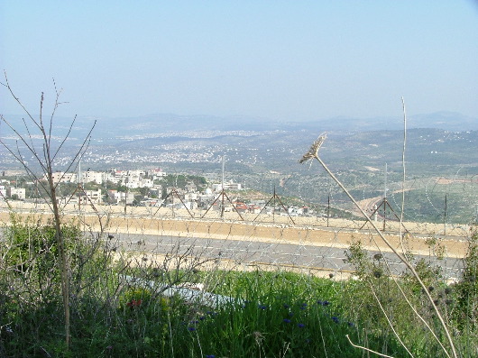 Blick &uuml;bern Zaun (hinten: Djenin)