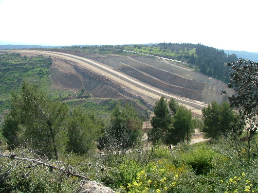 Zaun (links: Westbank, hinten rechts israelisches Kernland)