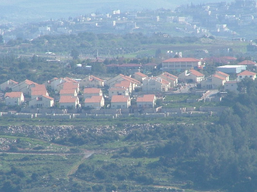 vorne: j&uuml;dische Siedlung, hinten: arabisches Dorf