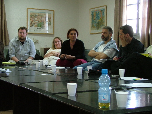 seine Kollegin Olga (in einem Seminarraum in Givat Haviva)