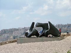 Henry Moore Skulptur vor dem Israel Museum in Jerusalem
