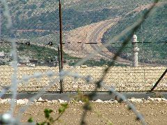 Minarett hinter dem Zaun