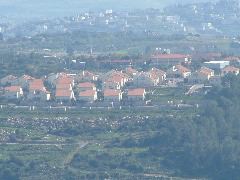 vorne: j&uuml;dische Siedlung, hinten: arabisches Dorf