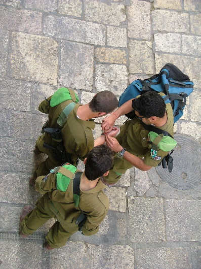 Soldaten beim Gl&uuml;cksb&auml;ndchen umbinden