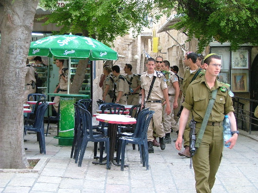 SoldatInnen in oliv und beige