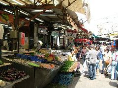 Gem&uuml;semarkt und Menschenmassen