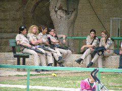 Soldatinnen beim P&auml;uschen