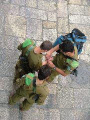 Soldaten beim Gl&uuml;cksb&auml;ndchen umbinden