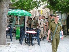 SoldatInnen in oliv und beige