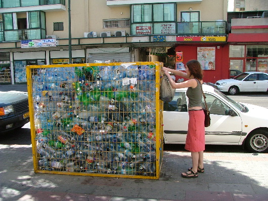 Sara recycled Plastikflaschen in Tel Aviv