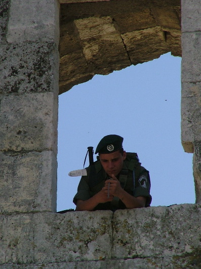 Am 25.04. ist Gedenktag f&uuml;r die gefallenen israelischen SoldatInnen (hier einer beim SMS Schreiben &uuml;ber dem Damascustor)