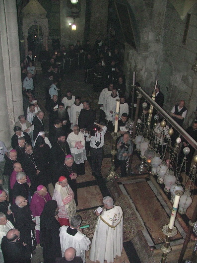 Viele Hirten, wenig Sch&auml;fchen an der Steinplatte, auf der Jesus seine letzte Abreibung verpasst wurde (mit Salbe)