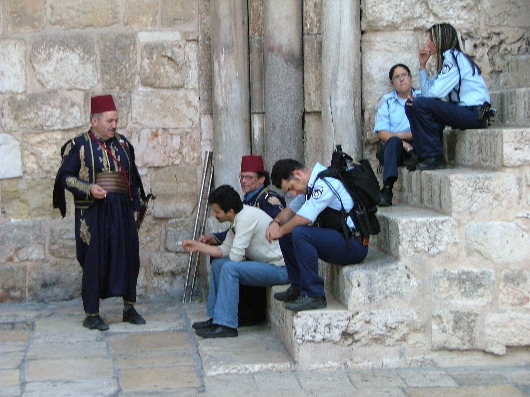 Uniformierte Sicherheitsleute (traditionell und modern)