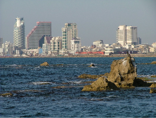 Tel Aviv, und Steine (hier wurde vor etlichen Jahren auch Andromeda an einen Felsen gekettet)