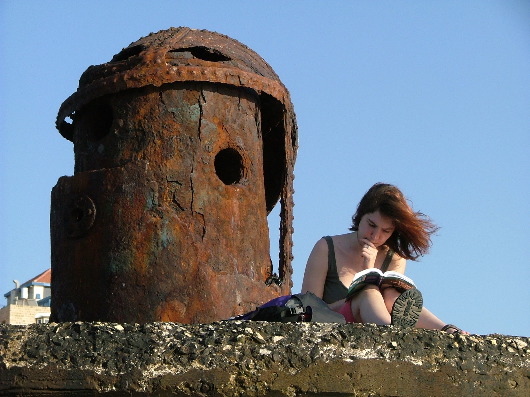 Rostiges Leuchtfeuer aus britischen Kolonialzeiten, Sara mit Lonely Planet