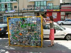 Sara recycled Plastikflaschen in Tel Aviv