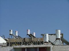 Typische israelische Solarwarmwasserbereitungstanks (hebr.: "Dod")