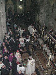 Viele Hirten, wenig Sch&auml;fchen an der Steinplatte, auf der Jesus seine letzte Abreibung verpasst wurde (mit Salbe)