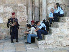 Uniformierte Sicherheitsleute (traditionell und modern)