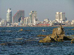 Tel Aviv, und Steine (hier wurde vor etlichen Jahren auch Andromeda an einen Felsen gekettet)