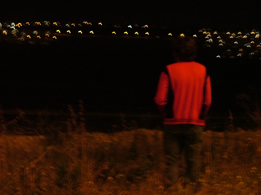 Henning steht im Dunkeln