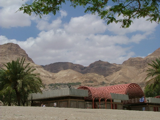 Klohausidyll vor W&uuml;stenkulisse