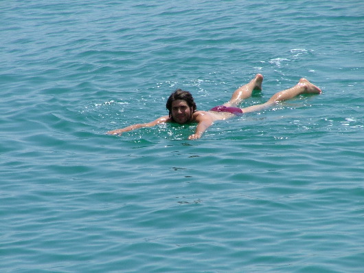 Pflichtbesuch - Pflichtpose... Auf Totem Meer liegen