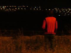 Henning steht im Dunkeln