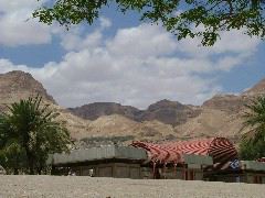 Klohausidyll vor W&uuml;stenkulisse