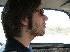 Unrasierter Hamburger beim Autofahren (unfallfrei seit 2 Monaten!!!)