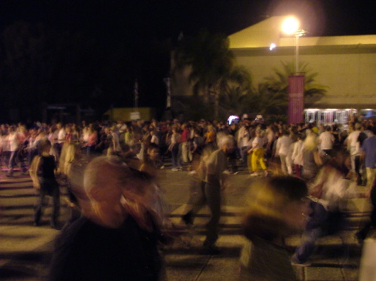 ... und 500 Leute tanzen im Kreis